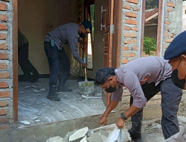Pasca Gempa Flores, Polres Ende dan Brimob Bahu-membahu Bersihkan Rumah Warga di Lokoboko