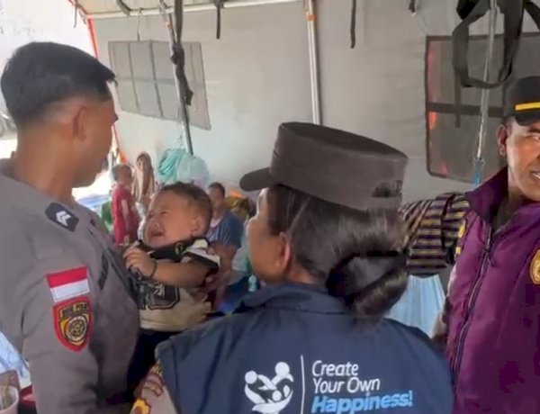 Tim Psikologi Polda NTT Hadir di Pengungsian Gelora Samador, Pulihkan Trauma Warga Pascagempa Flores