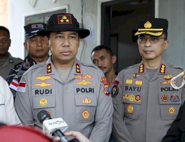 Kapolda NTT Tinjau Rumah Warga Terdampak Gempa, Salurkan Bantuan Sosial