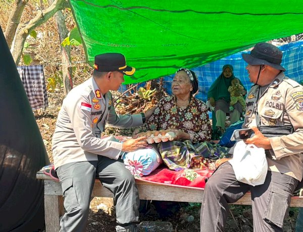 Kapolres Manggarai Timur Bersama Jajaran Salurkan Bansos ke Tenda Darurat Warga Terdampak Gempa di Lamba Leda Utara