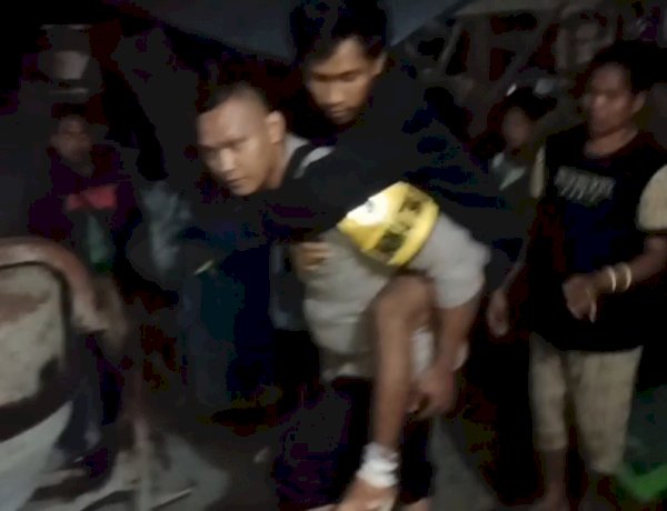 Bhabinkamtibmas dan Personel Polairud Polda NTT Evakuasi Dua Korban Luka Berat Gempa di Palue ke RS TC Hillers Maumere