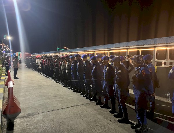 125 Personel Polda NTT Diberangkatkan dari Kupang ke Flores Menggunakan Kapal Ile Labalekan