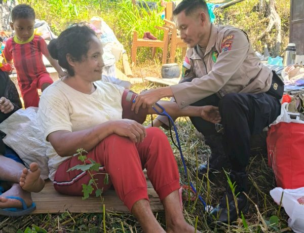 Polres Ngada Hadir di Tengah Pengungsi Desa Naru, Berikan Layanan Kesehatan dan Trauma Healing