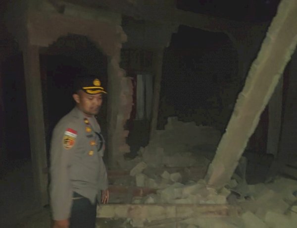 Pasca Gempa Bumi di Palue, Polri Evakuasi Dua Korban Luka Berat ke Maumere