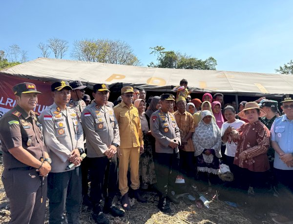 Kapolri Didampingi Kapolda NTT Tinjau Pengungsian di Manggarai, Pastikan Kebutuhan Warga Terpenuhi
