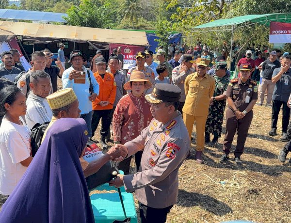 Kapolri Bersama Ketua Komisi IV DPR RI Tinjau Pengungsi di Lamba Leda Utara, Serahkan 1.300 Paket Sembako