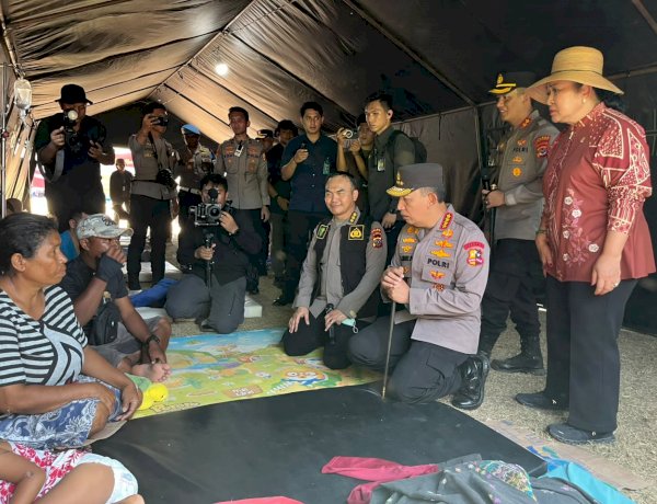 Kapolri Bersama Ketua Komisi IV DPR RI, Didampingi Kapolda NTT, Tinjau Pengungsi Gempa di Reo, Serahkan Ribuan Paket Sembako dan Kebutuhan Pengungsi