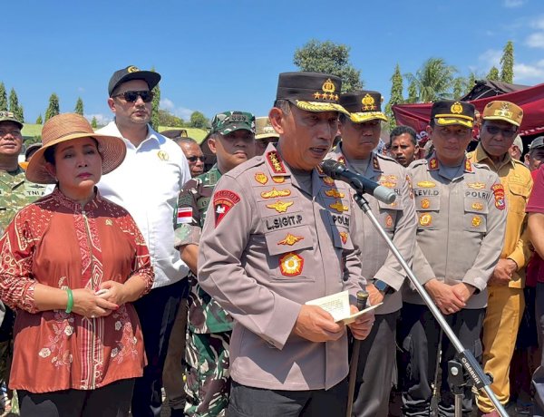 Polri Perkuat Penanganan Gempa NTT, Kapolri Tinjau Lokasi Terdampak dan Serahkan Bantuan