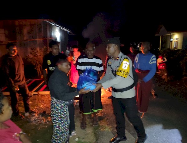 Polri Peduli Korban Gempa Flores: Kapolsek Lembor Tembus Malam Salurkan Bantuan Sembako