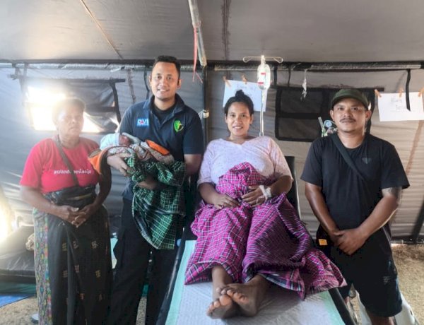 Tenaga Kesehatan Pusdokkes Polri dan Biddokkes Polda NTT Bantu Persalinan Korban Gempa di Tenda Pengungsian