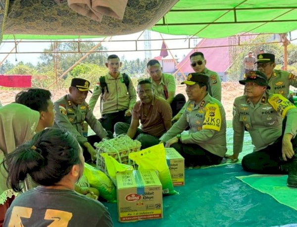 Sambil Duduk Lesehan, Kapolda dan Wakapolda NTT Dengarkan Curhatan Warga Korban Gempa di Tenda Pengungsian