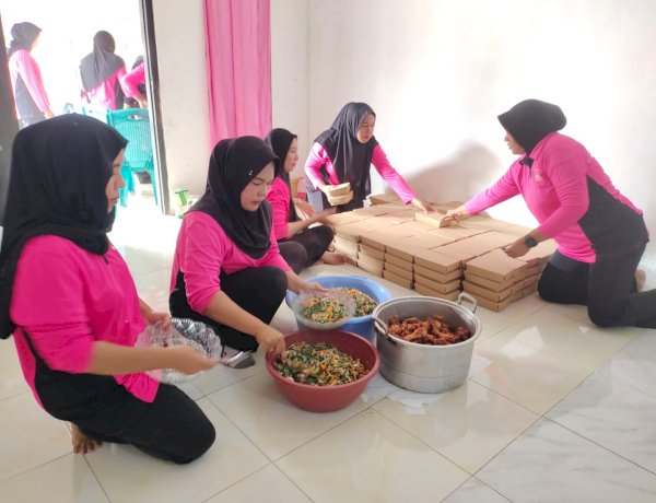 Kehangatan di Tengah Duka Gempa: Dapur Umum Polsek Komodo Tembus Pelosok Desa Sepang