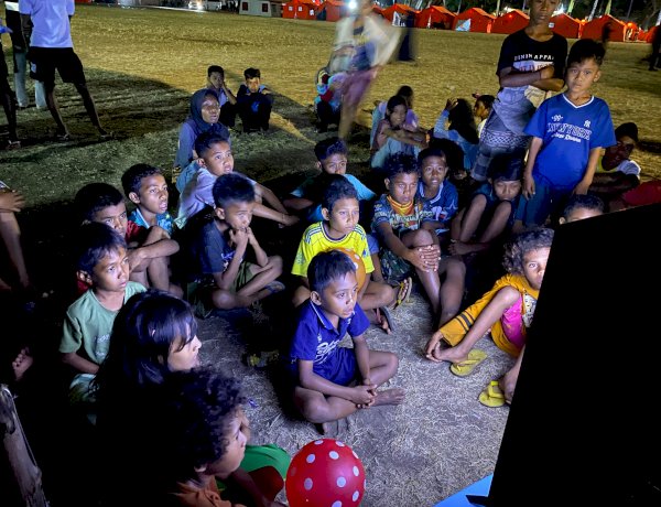 Polri Hadir, Anak-Anak Pengungsi Kembali Tersenyum Lewat Nonton Bersama