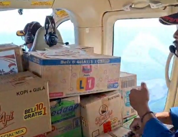 Polri Lakukan Airdrop Bantuan untuk Warga Kampung Landor yang Masih Terisolasi