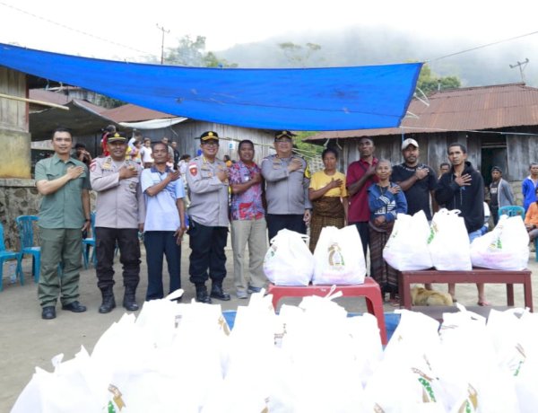 Kasatgas Humas Ops Aman Nusa II Dampingi Kapolres Ende Salurkan Sembako, Tinjau Trauma Healing dan Posko Kesehatan