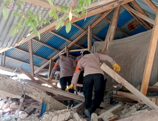 Saat Rumah Tak Lagi Aman, Polisi Bantu Warga Selamatkan Harta yang Tersisa