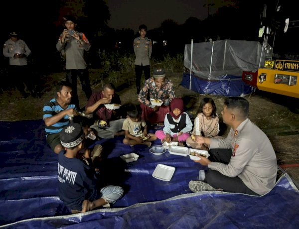 Makan Bersama Pengungsi di Dusun Ronting, Kapolres Manggarai Timur Hadirkan Kehangatan di Tengah Bencana