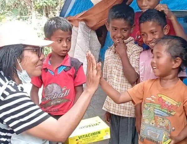 Rayakan HUT ke-39 dengan Berbagi, Bhayangkari Brimobda NTT Sambangi Warga Terdampak Gempa di Bora Blupur