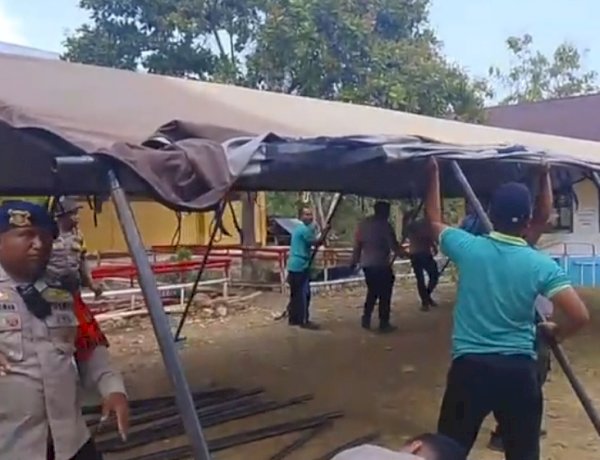 Polda NTT Pasang Tenda Darurat Logistik Polri untuk Bantu Aktivitas Belajar di SDI Nggorang Pascagempa