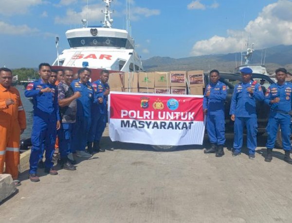 Menembus Laut, Polri Antar 100 Dos Sembako untuk Warga Terdampak Gempa di Pulau Pemana