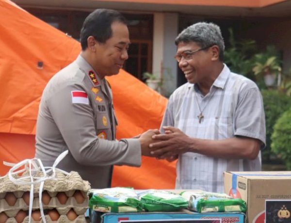 Kapolda NTT Sambangi Keuskupan Agung Ende, Bawa Bantuan Rp100 Juta untuk Pemulihan Gereja Pascagempa