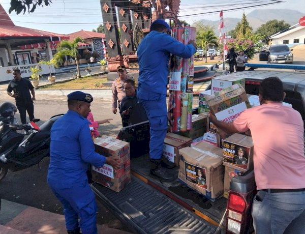 Saat Warga Membutuhkan, Polri Hadir Bawa Bantuan ke Desa-Desa Terdampak Gempa Ende