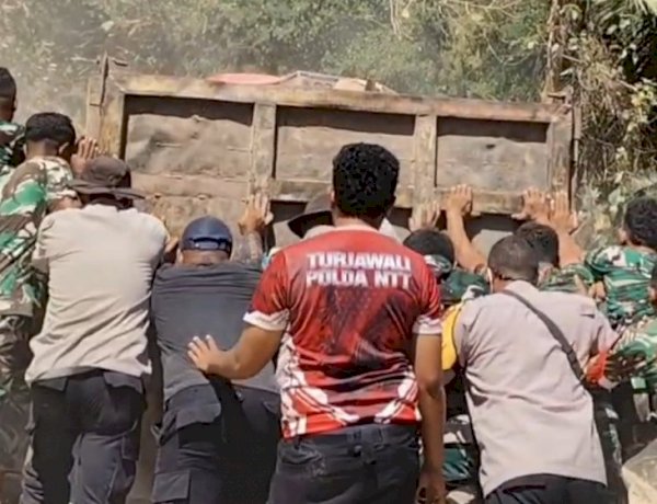 Akses Jalan Tertutup Longsor, Polri dan Warga Gotong Royong Buka Jalur Bantuan di Palue