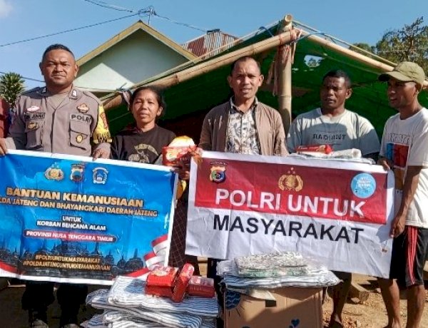 Bhabinkamtibmas Polres Manggarai Hadir di Tengah Warga Terdampak Gempa, Salurkan Bantuan dari Polda Jawa Tengah