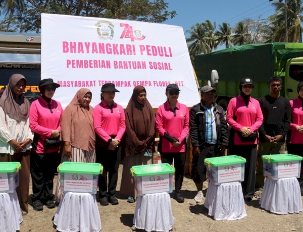 Ketua Umum Bhayangkari Salurkan Beragam Bantuan untuk Korban Gempa di Flores