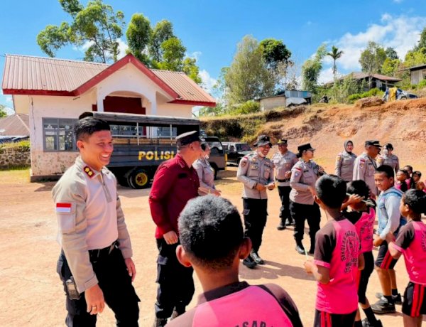 Kapolres Manggarai Temani Anak Korban Gempa, Hadirkan Semangat dan Harapan di SDI Mbongos