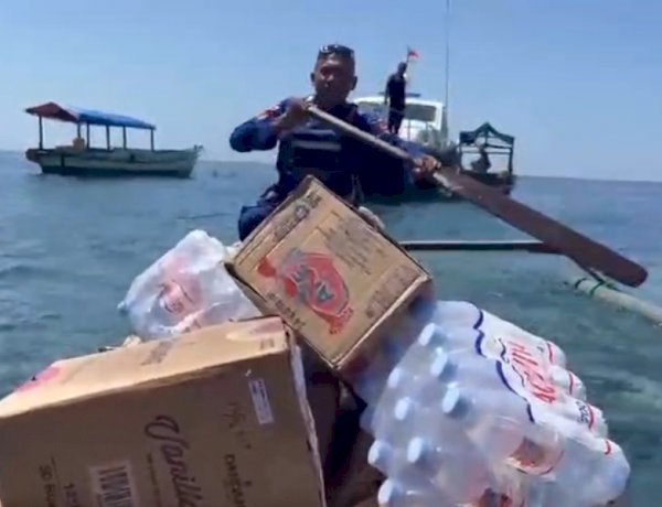 Tempuh Laut, KP P. NDAO 3009 Antar Bantuan Polri dan Ketua Umum Bhayangkari untuk Warga Pulau Palue