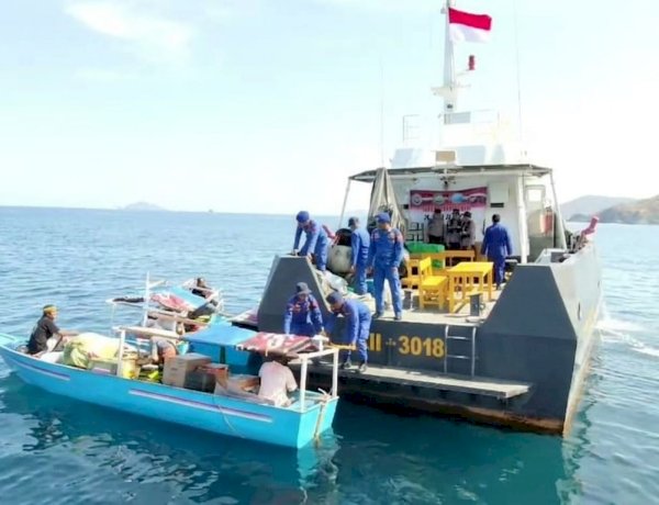 Arungi Laut, Polri Tembus Pesisir Pasir Panjang Antar Bantuan untuk Warga Terdampak Gempa