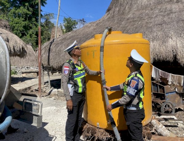 Di Tengah Kekeringan, Polres Sumba Barat Antar Air Bersih untuk Warga Kampung Gollu