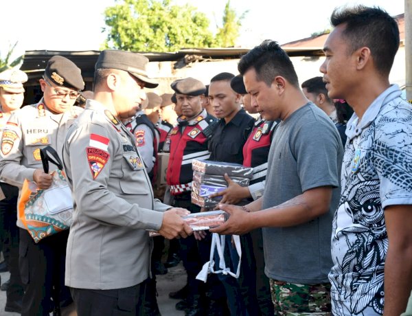 Polri Peduli, Kapolda NTT Salurkan Bantuan untuk 9 Keluarga TNI AD Terdampak Kebakaran Asrama Kuanino