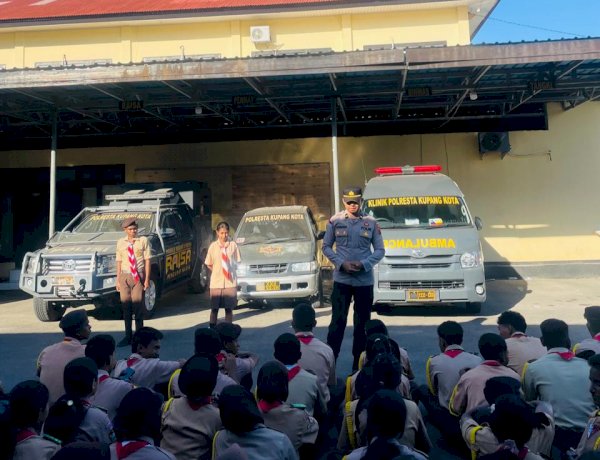 Polres Kupang Kota Bekali 100 Siswa Saka Bhayangkara dengan Keterampilan 12 Gerakan Pengaturan Lalu Lintas