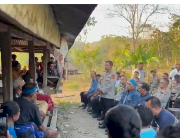 Sampaikan Duka Cita yang Mendalam, PJU Polda NTT Bersama Kapolres Sumba Barat Melayat ke Rumah Duka Korban Penembakan (Pelaku Curnak)