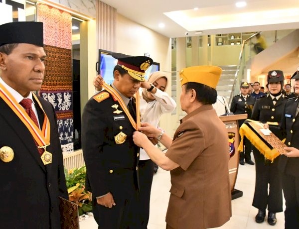 Kapolda dan Wagub NTT Terima Penghargaan Bintang Veteran dari LVRI, Pererat Sinergi Jaga Nilai Kebangsaan