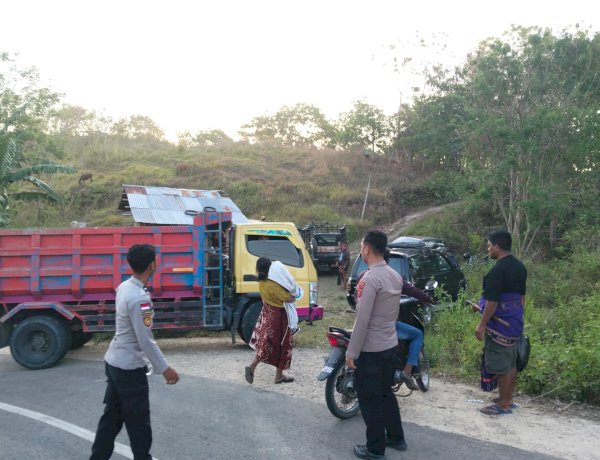 Wujud Empati dan Redam Ketegangan, Wakapolres Sumba Barat Melayat ke Rumah Duka Almarhum Jowa Tana