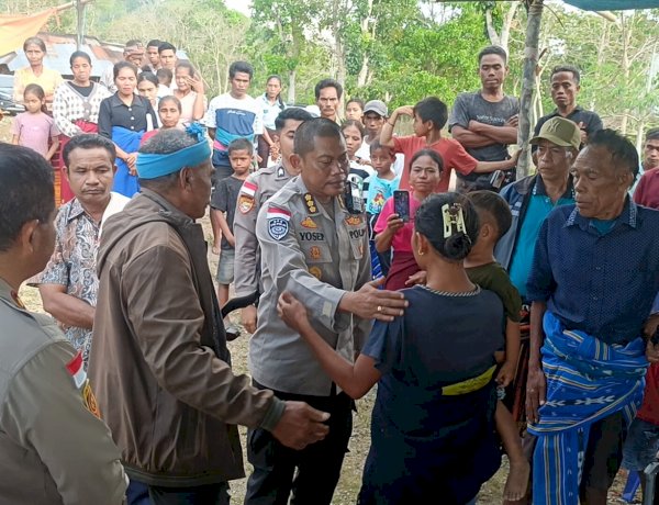 Wujud Empati dan Kemanusiaan, Kabid TIK Polda NTT Bersama Kapolres Sumba Barat Melayat ke Rumah Duka Almarhum Jowa Tana