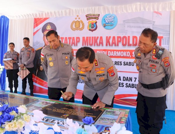 Kunjungan Kerja ke Polres Sabu Raijua, Kapolda NTT Resmikan Barak Siaga dan Rumah Dinas