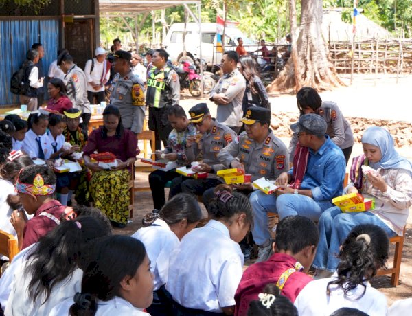 Resmikan Revitalisasi SMPTK Imanuel Tuapakas, Kapolda Ajak Siswa Makan Bersama Penuh Kehangatan