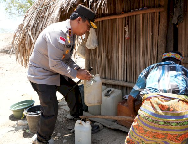 Kunjungi Rumah Warga Desa Benu, Kapolda NTT Dengar Langsung Perjuangan Dapatkan Air Bersih