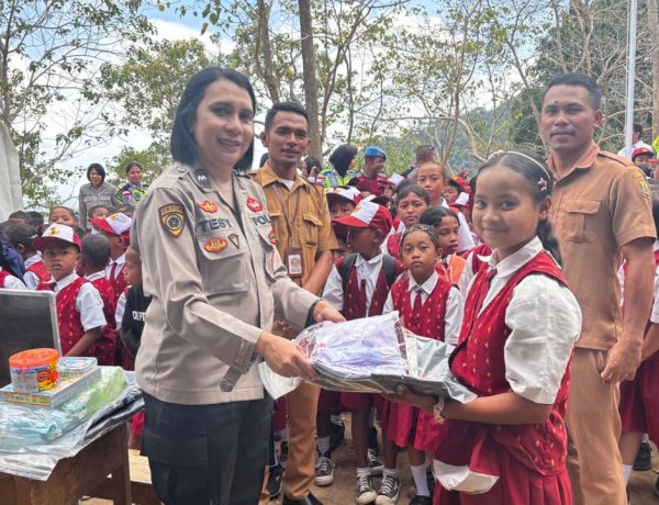 Personel Polres Manggarai Turun Langsung Beri Trauma Healing dan Bantuan Pendidikan Pasca Gempa di SDK Gapong
