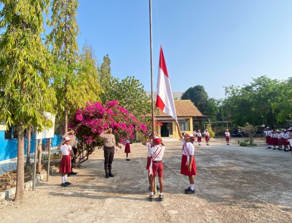 Polda NTT Hadir di SDN Pasir Panjang, Tanamkan Nasionalisme dan Etika Digital kepada Pelajar