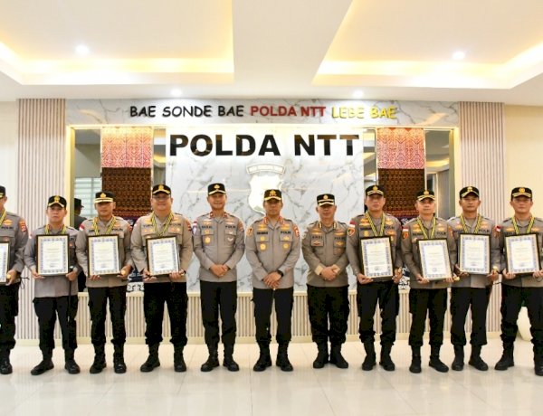 Kalemdiklat Polri Komjen Pol. Rudi Darmoko Berikan Penghargaan kepada Delapan Kapolres Jajaran Polda NTT