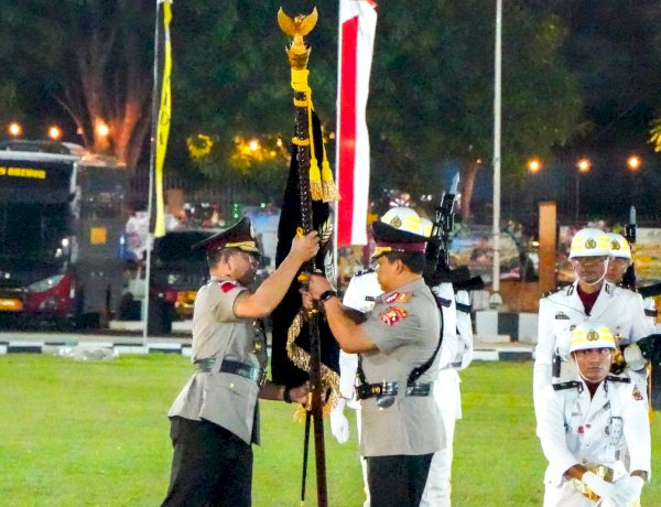 Penyerahan Pataka Catya Turangga Wira Sakti Tandai Pergantian Kepemimpinan Polda NTT dari Komjen Pol. Dr. Rudi Darmoko, S.I.K., M.Si. kepada Irjen Pol. Reza Arief Dewanto, S.I.K.