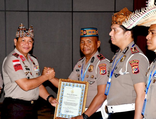 Kapolda NTT Beri Penghargaan kepada Kasat Lantas Berprestasi, Polres Kupang dan Ende Raih Peringkat Pertama