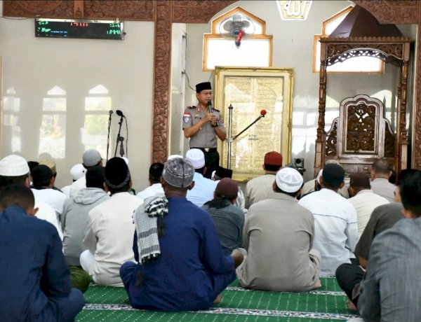 Jumat Keliling Wakapolda NTT: Salat Berjemaah, Sampaikan Pesan Kamtibmas, dan Sambangi Pelajar