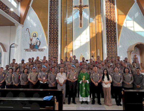 Minggu Kasih di Katedral Kristus Raja Kupang, Ka SPN Polda NTT Tanamkan Nilai Humanis dan Kepedulian kepada Siswa Polri