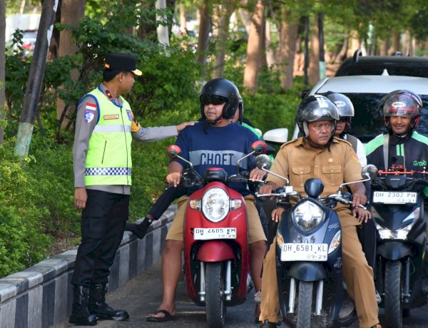 Wakapolda NTT Brigjen Pol. Faizal Turun Langsung Atur Lalu Lintas, Pastikan Aktivitas Pagi Masyarakat Lancar